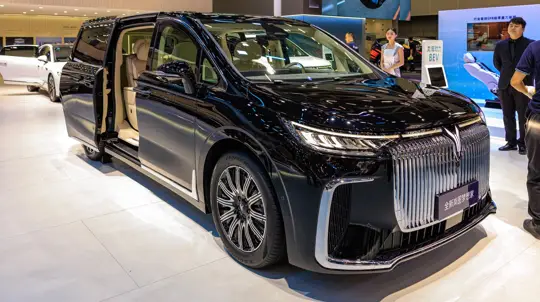 1220 км хода, кресла с массажем и технологии Huawei: сюрпризов россиянам не стоит ждать