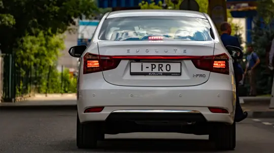 Эксперт объяснил, почему электромобили никогда не вытеснят машины с ДВС на рынке России