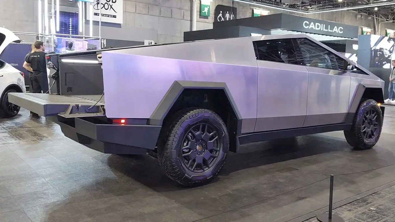 Теперь и он думает сам: Tesla довела Cybertruck до уровня собственных легенд