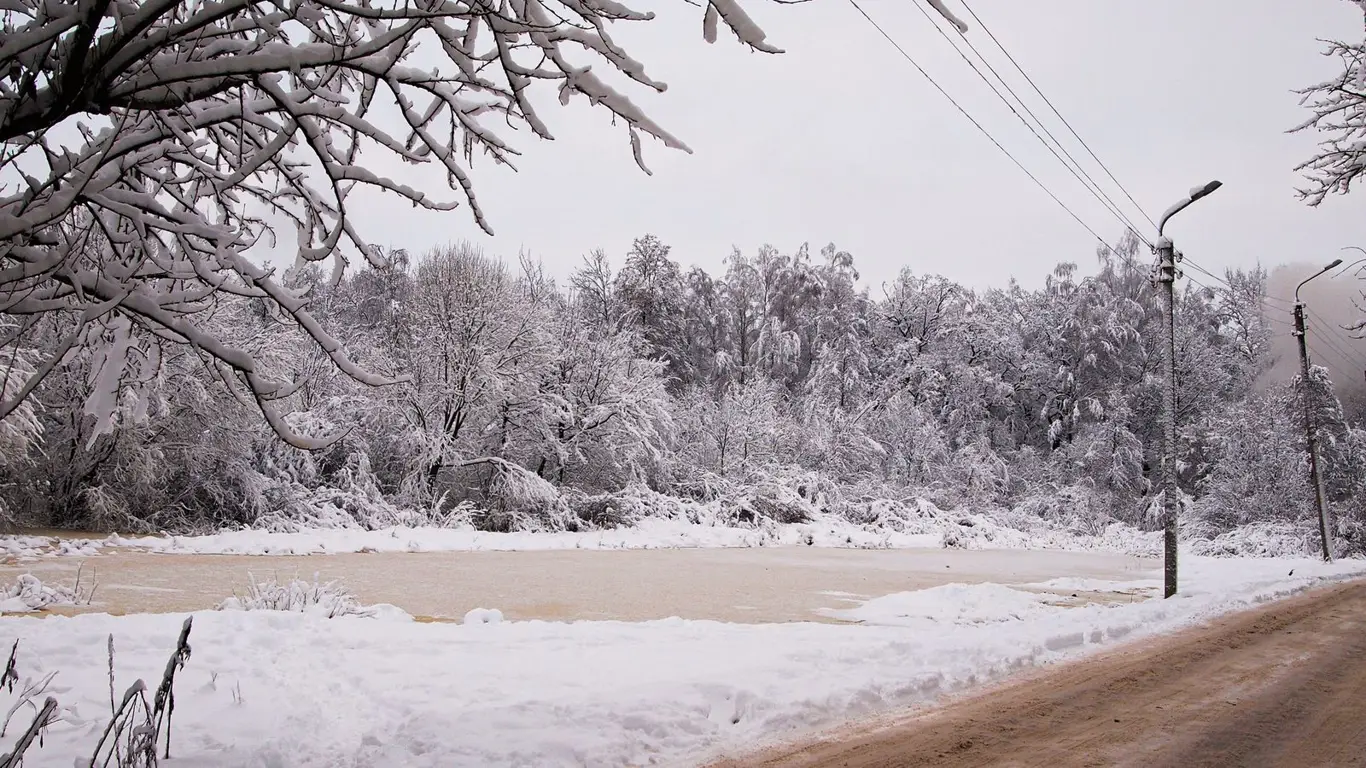 Сезон опасных иллюзий: эксперт разрушил об лёд миф о «двух зимних колёсах»