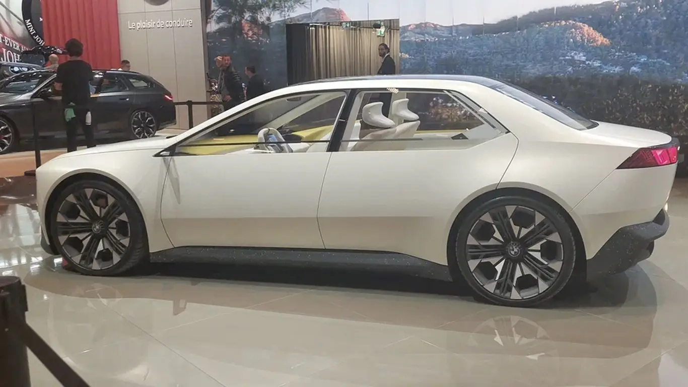 Никаких корпоративных отпусков, как у ВАЗа: как BMW учит роботов, людей и перестраивает завод одновременно