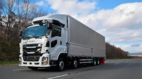 Беспилотные монстры Isuzu выходят на дороги Японии: человек в кабине скоро будет лишним