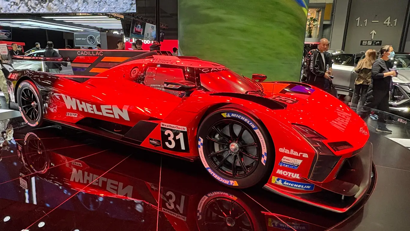 Cadillac привез в Китай «красного монстра», который уничтожал соперников в Ле-Мане