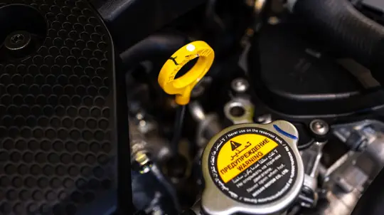 Простая доливка моторного масла может превратиться в трагедию: автомеханики озолотятся