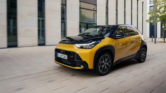 Toyota Aygo X стал карманным городским «ниндзя»— тихий, быстрый и экономичный