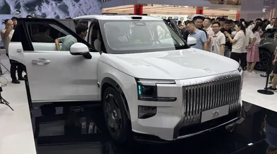 Китайский супер-кроссовер с пневмоподвеской уже в РФ: сколько просят за новинку