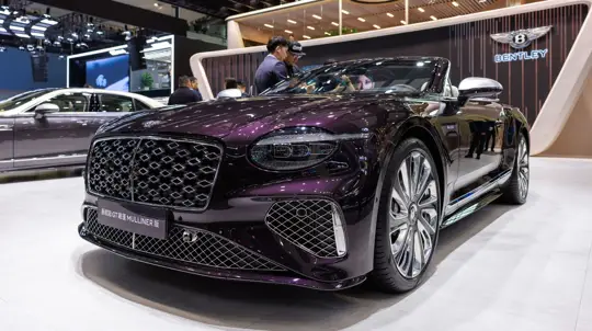 Почему россияне бросились покупать дорогие машины перед декабрём