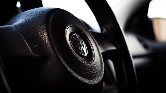 Тысячи автомобилей скопились на территории бывшего завода Volkswagen в Калужской области