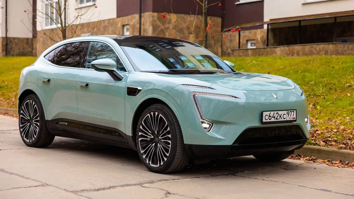 Электрический десант: премиальный и массовый «электро»-дуэт идёт в ЕС