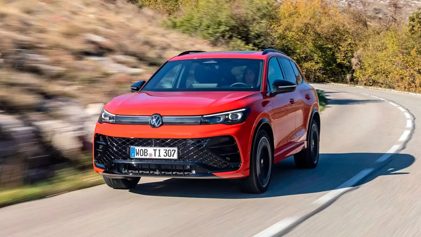 Новый Tiguan заметили в Бразилии — камуфляж спрятал все, кроме будущего гибридного сердца