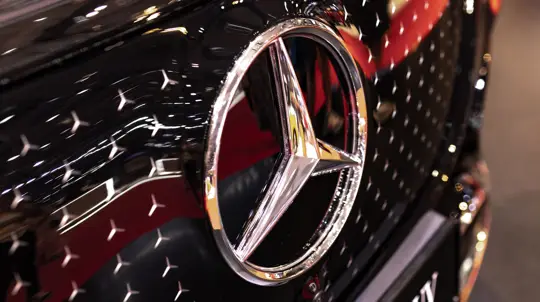 Когда премиум не боится кризиса: спрос на Mercedes-Benz взлетел в два раза