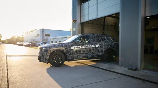 BMW раскрыла тайну камуфляжа: почему прототипы выглядят как абстракция