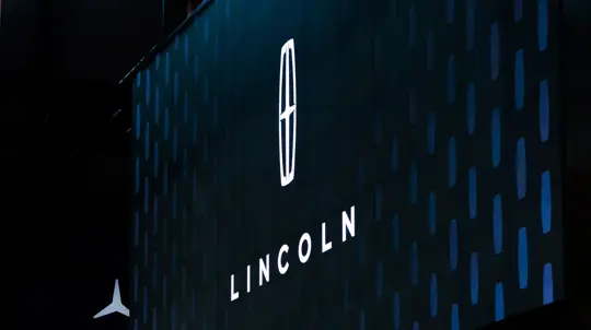 Икона 60-х на новом уровне: роскошный Lincoln Continental уходит с молотка