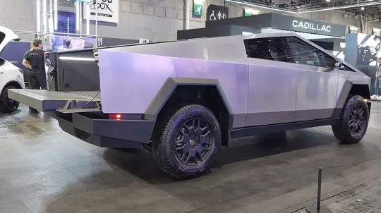 Зимняя слякоть против футуризма: у Cybertruck «плывёт» обзор и страдают камеры