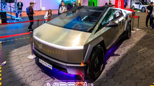 Cybertruck за $100 000 оказался «неполным»: водители ставят недостающие сиденья