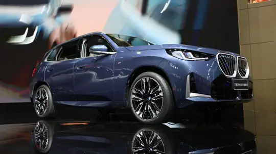 BMW создала слишком умный руль: теперь он вращается без желания владельца на парковке