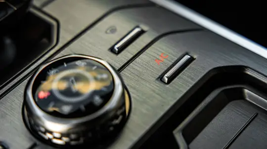 Эта кнопка в автомобиле меняет всё. Но пользуются ей далеко не все