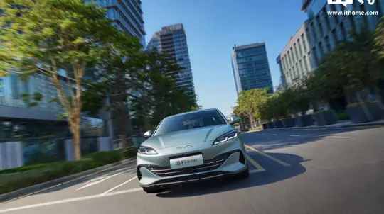 BYD снова «докинул батарейку»: теперь гибриды едут дальше, чем многие EV