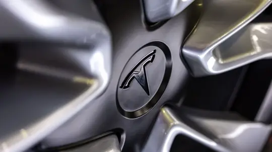 Tesla решила, что сцепления много не бывает: владельцы машин могут почувствовать себя за рулем болида