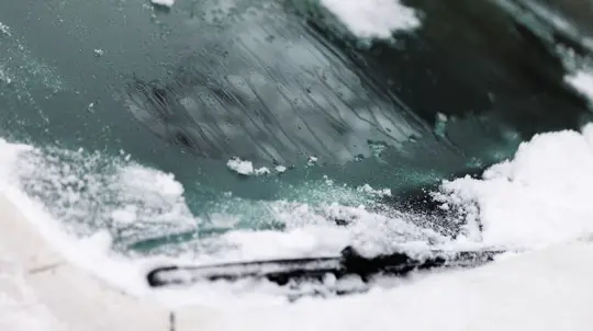 Быстро нельзя, аккуратно можно: как снять тонировку и не испортить стекло