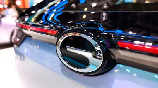 Камуфляж сняли, эмблему забыли: «российский электромобиль» раскрыл главный секрет