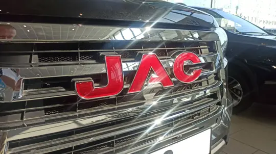 Брутальность осталась, подвеска стала нежнее: в РФ появился внедорожный пикап