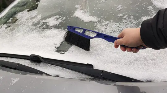 Трещина ниоткуда: почему зимой лопаются лобовые стекла