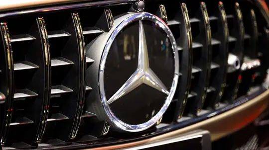 Mercedes обвиняет BMW во введении платных подписок, однако есть одно «но»