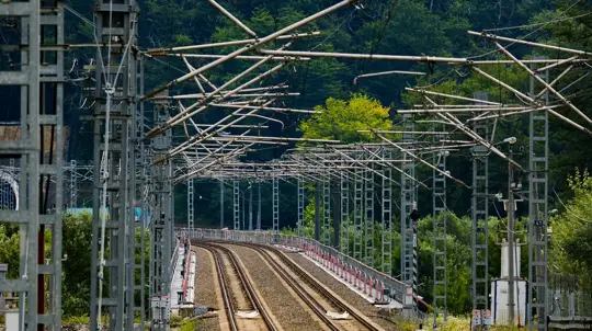 Красный загорелся на рельсах — это не всегда штраф: почему лучше сразу идти в суд