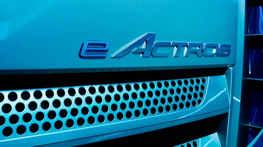 Экотесты в действии: как грузовики Mercedes-Benz борются с гололедом на дорогах