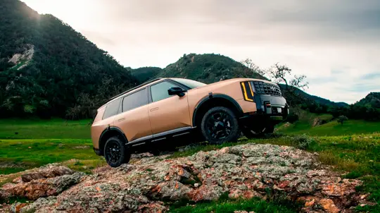 Kia удивила: семейный кроссовер Telluride ныряет глубже, чем Bronco Raptor