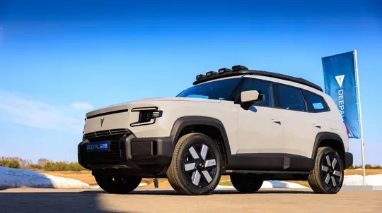 Китайцы привезли в Россию гибрид за 6 млн с внедорожным уклоном