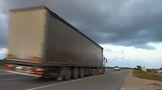 Беспилотные грузовики вышли на трассу: Россия запускает новый транспорт