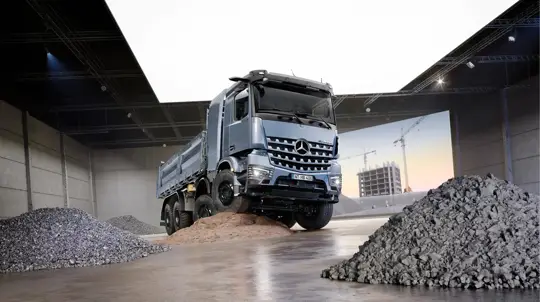 Mercedes запустил электрический грузовик: стройки переходят на ток