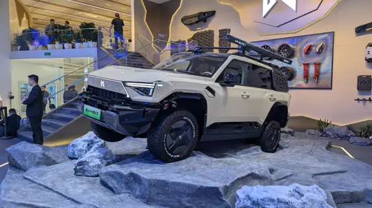 Новый внедорожник M-Hero и Taishan X8: Dongfeng устроил шоу в Пекине