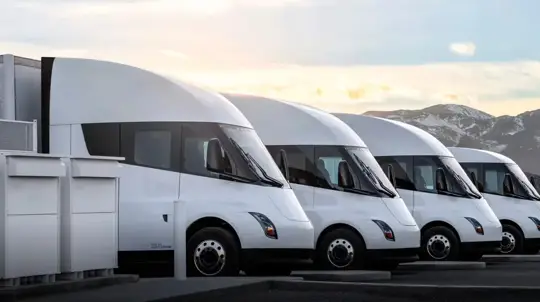 Электрические фуры Tesla пошли в серию: сколько он проезжает и что умеет