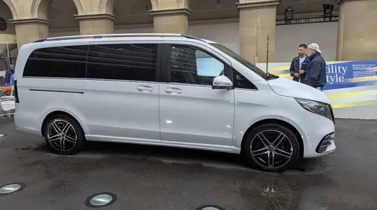 Mercedes с пробегом 170 тысяч км продают за 1 млрд рублей: все из-за королевского статуса