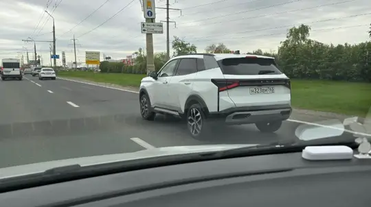 LADA Azimut уже ездит без камуфляжа: новый кроссовер АвтоВАЗа попал в городской поток