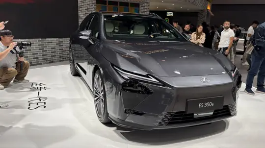 Ночью видно больше, но встречных не слепит: Lexus получил новую оптику Koito