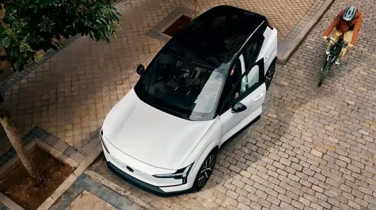Летняя версия, но с зимними опциями: Volvo EX30 получил полный привод и подарочный пакет