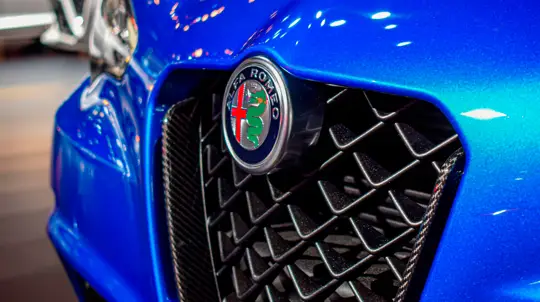 Семейный SUV, но с характером Alfa: марка готовит новую модель C-сегмента