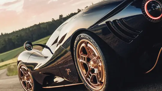 De Tomaso собрала машину, которая стоит как звездолет, но не имеет экранов