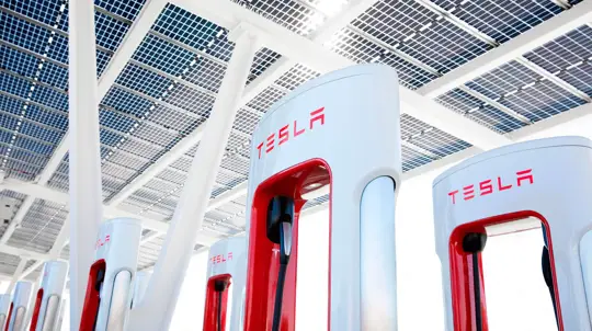 Tesla превращает Supercharger в бизнес для всех: компании смогут ставить зарядки со своим логотипом