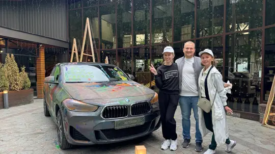 BMW X2 раскрасили всей семьей: необычный флешмоб прошел под Петербургом