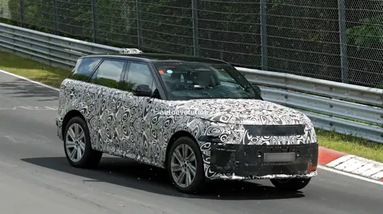 Range Rover Sport станет другим: британцы скрывают главное под камуфляжем