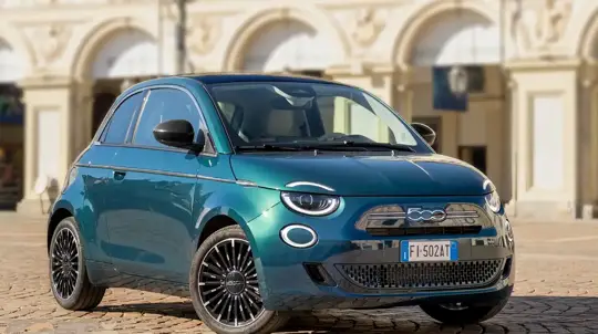 Fiat вернул бензин в 500: гибрид уже продается в Великобритании