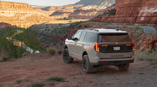 Expedition стал почти Raptor для большой семьи: три ряда, лифт и Brembo от Hennessey