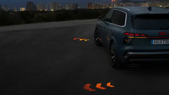 Новый Audi Q7 научился показывать поворот прямо на дороге: как работает световая подсказка