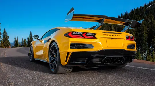 Corvette ZR1 оказался слишком быстрым для собственной краски: владельцам стоит проверить крепления антикрыла