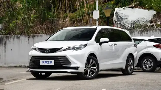 Toyota Sienna обновили в Китае: гибрид 2.5 оставили, салон стал цифровее